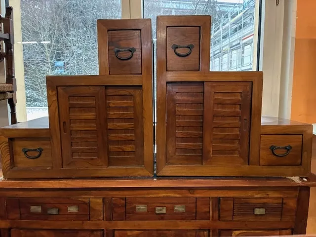 Arrivage de meubles exotiques